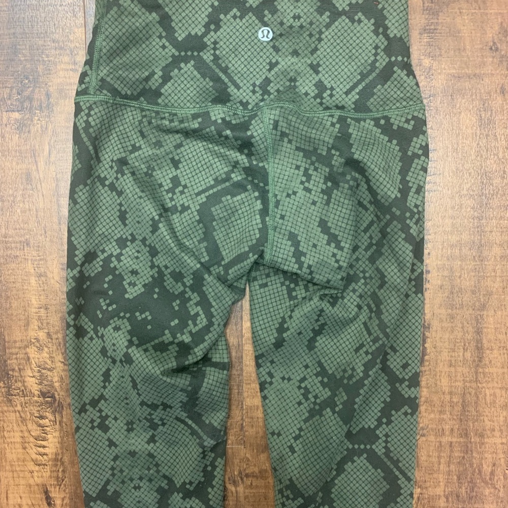 Lululemon size 6 pant digital snakeskin print